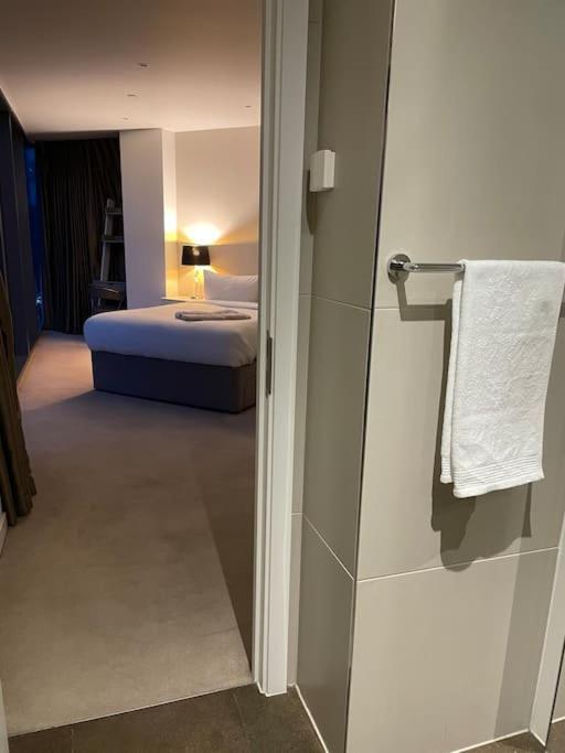 Modern W/ Canal View * Londra