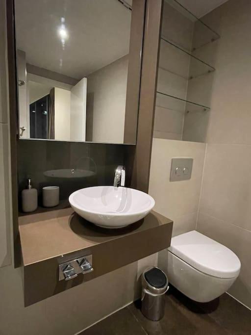 Appartamento Modern W/ Canal View Londra