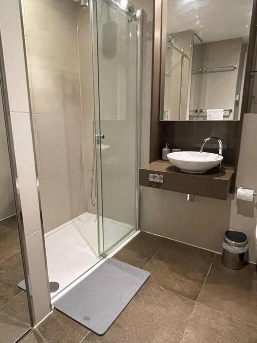 Modern W/ Canal View Appartamento *