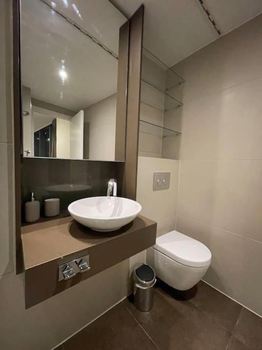 Modern W/ Canal View Appartamento