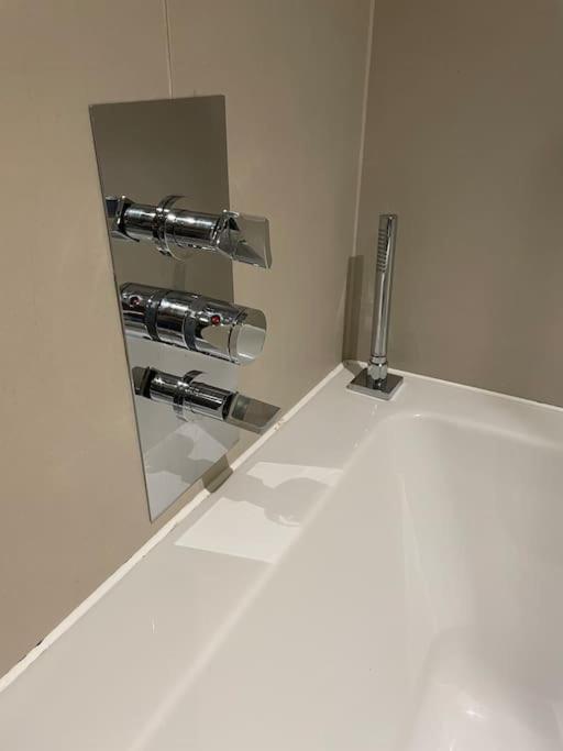 Modern W/ Canal View Appartamento