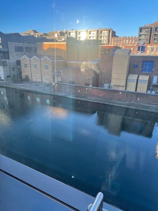 Modern W/ Canal View Londra